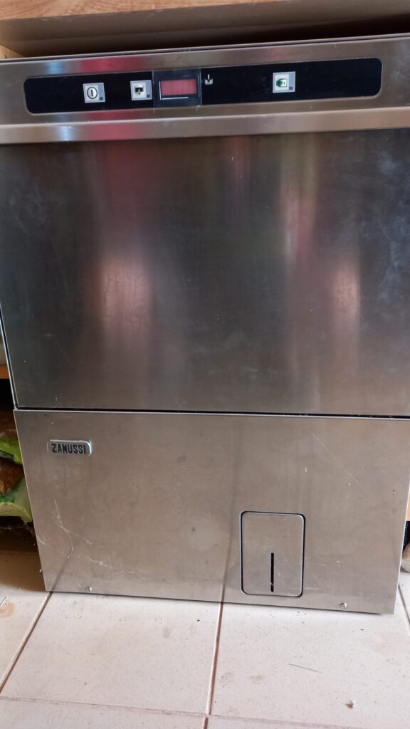 Masina spalat vase undercounter