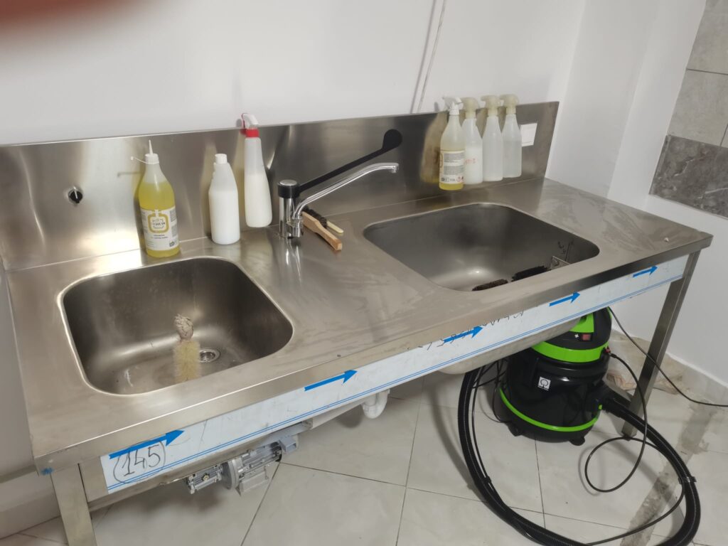 Echipament de curatare si dezinfectare pantofi