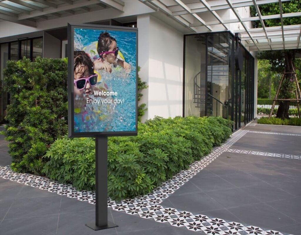 Kiosk outdoor pentru display LG 49XE4F-M, 49″, Bezel 38.4 mm si rama Vogel’s